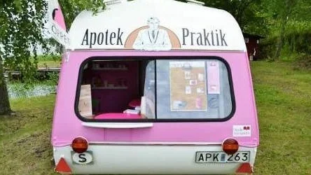 Dr Synthetic?s husvagn med försäljningslucka bak är parkerad vid Järnboden i Harg.