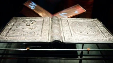 Silverbibeln med den vackra silverskriften och silverpärmen.