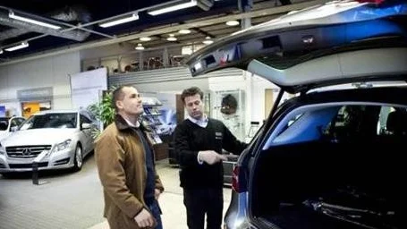 Bilspekulant Gabor Nagy och säljare Johan Hellström på Hedin Bil.