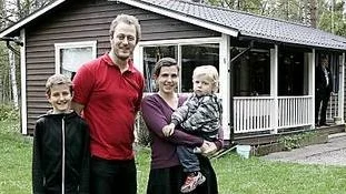 Familjen Strandberg: frv Måns, Magnus, Lotta med Noa.