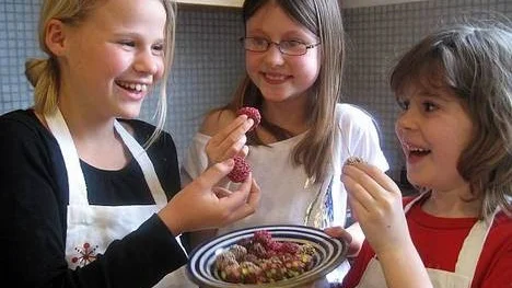 Josefin Agri och Vera Linn och Johannes Ekbom gör sitt eget påskgodis.