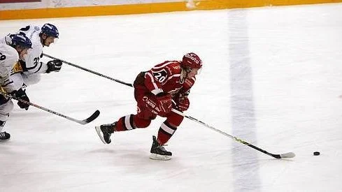 Almtunas Johan Jonsson jagas av två Sundsvallspelare.