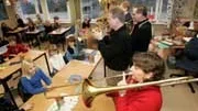Att besöka skolor och visa sina instrumnet är en del i arbetet för medlemmarna i Musik i Upplands brassensemble Linnékvintetten.
