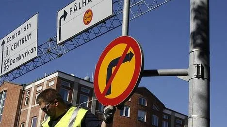 Andreas Lindén sätter upp skylten som markerar att man inte längre får svänga in på Strandbodgatan från Kungsatan.