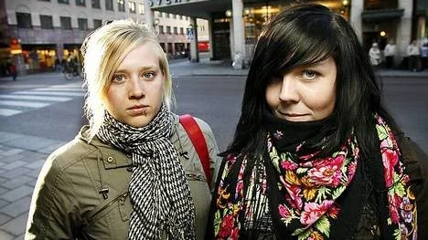 Sanna Röllgårdh och Emma Wikblom trakasseras fortfarande av de två tjejer som misshandlade dem för tre år sedan. I dag är de inte längre rädda. I stället är de besvikna på att ingen ingrep mot misshandeln, trots att många människor bevittnade den.