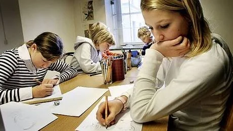 Sanne och Linn Larsson ritar serier på höstlovet.