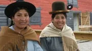 Sonia Chiri och Francisca Alvarado, indianer från Andernas högplatå, informerade Enköpingsborna om dagens situation för ursprungsfolken i Bolivia.