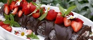 Chokladchock med apelsinmarinerade jordgubbar och chokladganache,