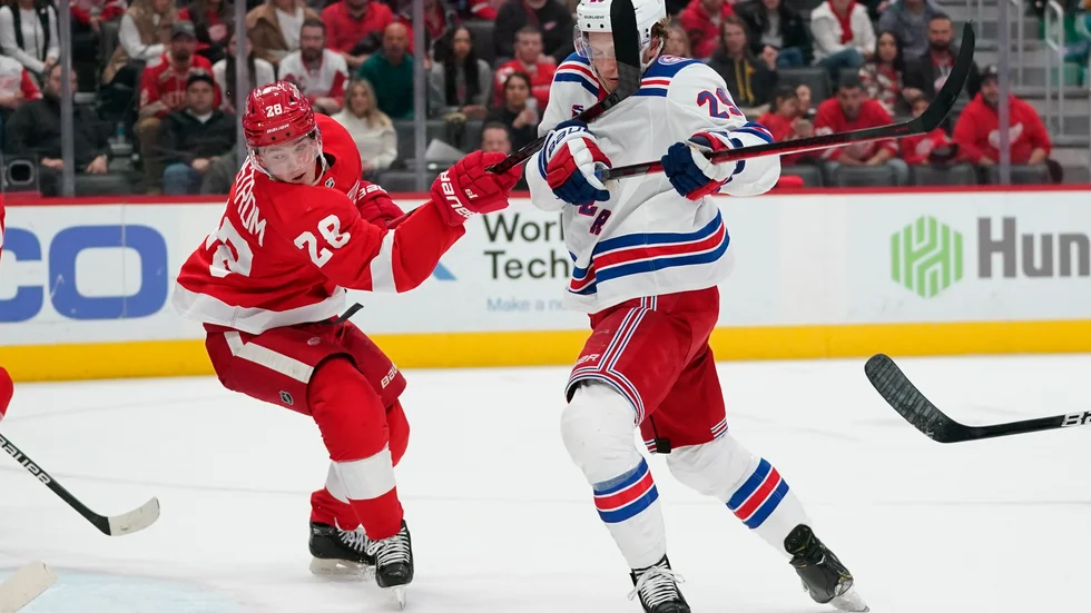 Detroitbacken Gustav Lindström sopar till Dryden Hunt med klubban.