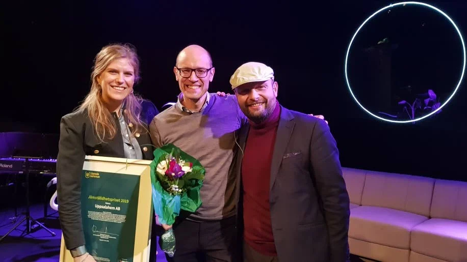 Beatrice Nordling, verksamhetsutvecklare och Stefan Sandberg, VD på Uppsalahem tog emot pris från Mohamad Hassan (L), kommunalråd och ordförande jämställdhetsrådet.