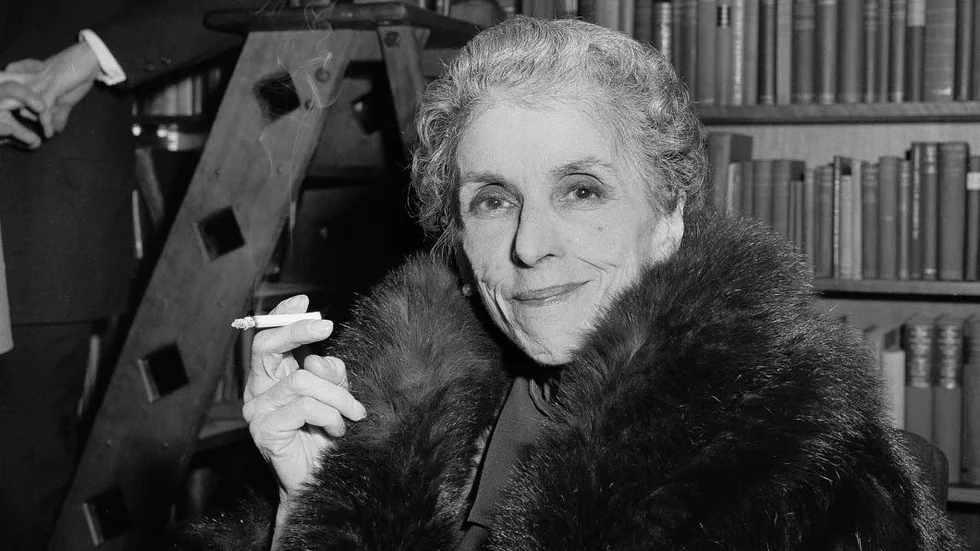 Karen Blixen (1885–1962) är mest känd för sina berättelser om Afrika, kånglig kärlek och illa skötta kaffefarmar, men allting började med den tillbakablickande novellsamlingen "Gotiska berättelser".
