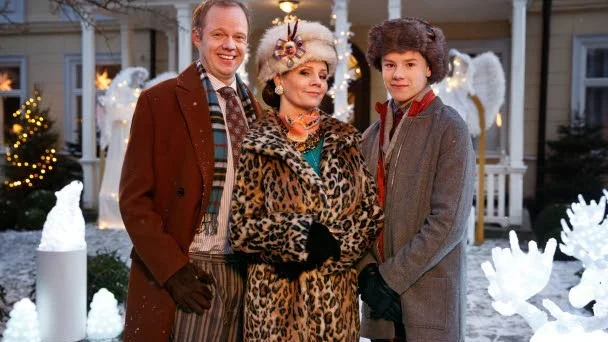 Olof Wretling, Lena Philipsson och Edvin Ryding i "Storm på Lugna gatan".