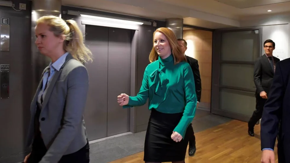 Centerpartiets Annie Lööf på väg till talmannen tidigare i veckan.