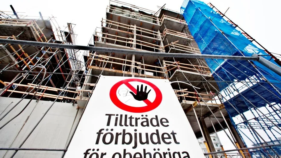 Under helgen stal inbrottstjuvar datorer, verktyg och bilar från en byggarbetsplats i Bålsta.