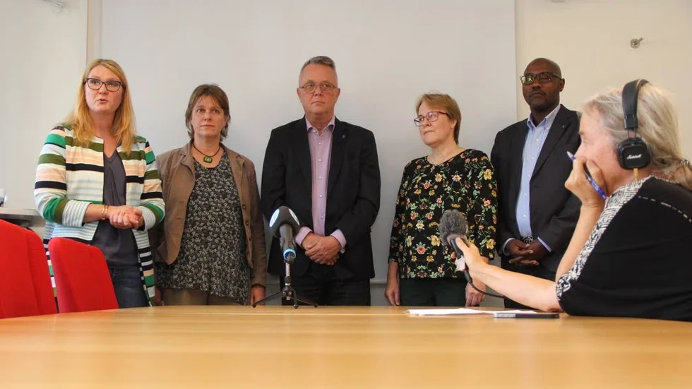 De fyra allianspartierna och Mijöpartiet vill ta över det politiska styret i Tierps kommun redan nu och inte efter årsskiftet då de vill ta fram en egen kommunbudget som de anser vara hållbar. Från vänster; Sara Sjödal (C), Jenny Lundström (MP), Lars-Göran Karlsen Birkehorn, Ann-Kristin Ringefors (KD) och Alfred Mujembere (Lib).