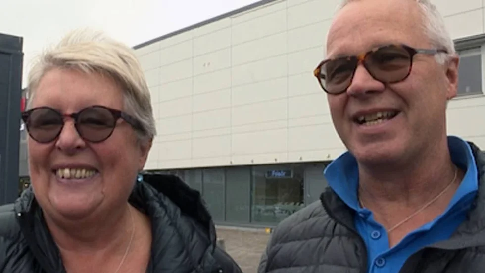 Gunilla och Palle Linblom slänger inte mycket mat.  – Men en korv som blivit lite klibbig äter jag inte, säger Palle Lindblom och får medhåll av hustrun Gunilla som tycker att de har bra koll på maten både i kyl och frys hemma.