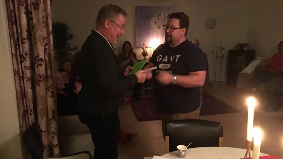 Torbjörn Mannehed från Ria får gåvan från Örjan Almenius från Sanningssökarna.