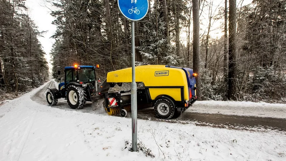 Sopsaltning innebär att man sprider saltlake på cykelbanan efter att den sopats ren från snö.