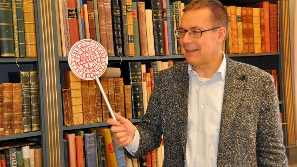 ”Allt för universitetet”, säger professor Jan von Bonsdorff och viftar med universitetsloggan. Det är den enda av fem spadar som finns kvar efter åtta säsongers undervisning i fält i Istanbul.