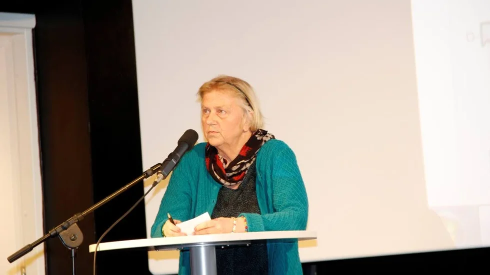 Motion inlämnad. "Det är ju extra viktigt för barn som är ensamma eller färre än fem att de får möjlighet att studera sitt modersmål för att tillgodogöra sig svenskan bättre" skriver Ingeborg Sevastik (V) i motionen.