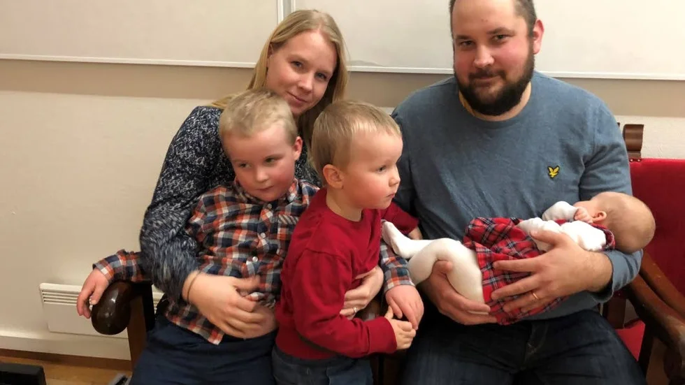 Familjen Lövqvist som består av mamma, Jennifer, Lucas, 4 år, Hugo, 2,5 år, Astrid 3 månader och pappa, Johan väntade på tomten.