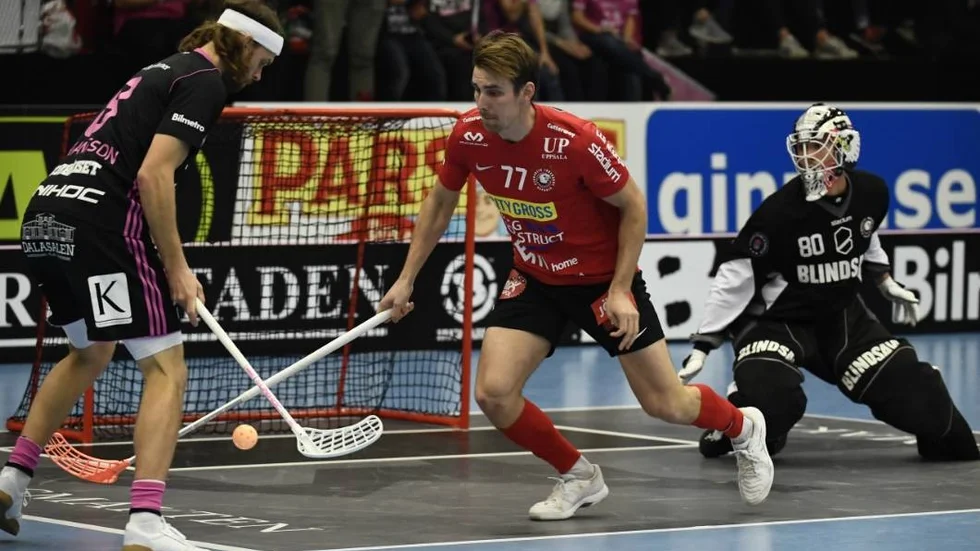 FALUN 20191012
Faluns Jonas Adriansson och Storvretas Tobias Gustafsson under  fredagens innebandymatch i superligan mellan IBF Falun och Storvreta IBK i Jalas arena.
Foto: Ulf Palm / TT Kod: 9110