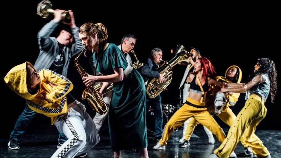 Fem dansare möter Uppsala Blåsarsymfoniker i "The Hiphop Symphony".