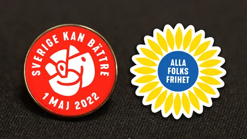 Inför årets Första Maj lanserar Socialdemokraterna inte bara ett Första Maj-märke, utan två. Det första är rött med S-loggan och parollen ”Sverige kan bättre”. Det andra uttrycker solidaritet med Ukraina och är därför i form av en solros, som är Ukrainas nationalblomma, med parollen ”Alla folks frihet” i mitten.