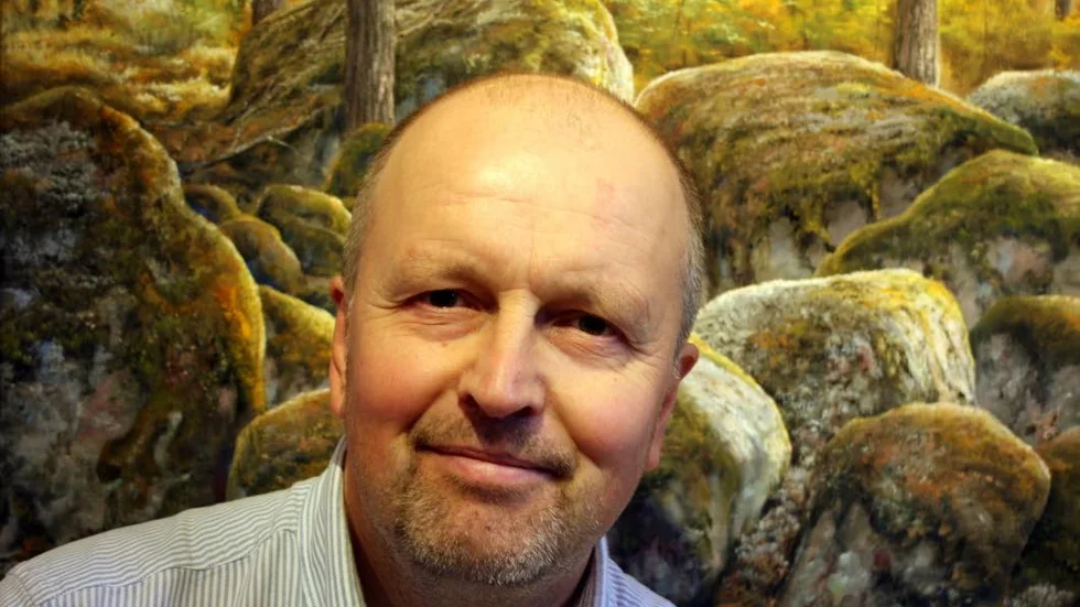 Utställare. Roger Fällman ställer ut i Toras bodars galler med vernissage idag 10 juni. Utställningen pågår till den 22 juni.