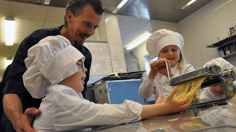 Kändiskocken Paul Svensson hjälper barnen vid Årstaparkens förskola att göra pasta.