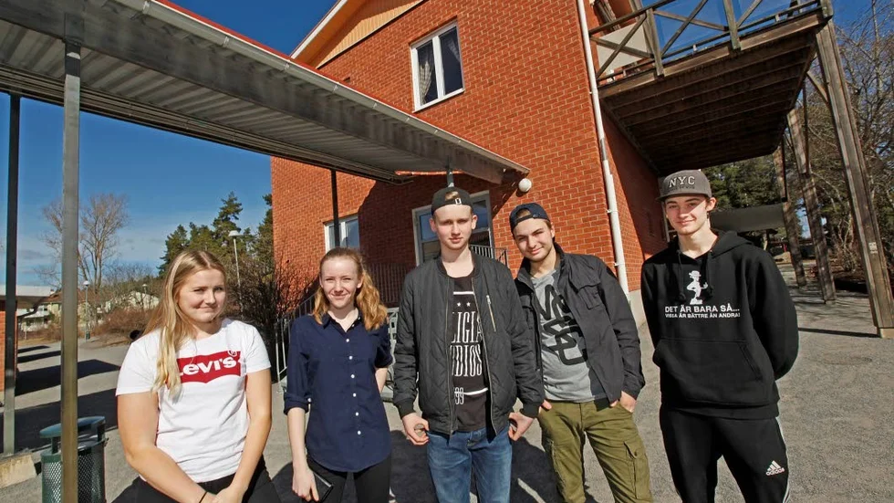 Elin Blom, Ingrid Karlsson, Theodor Hurtig Sjöberg, Samuel Åhlin och Anton Hermansen, elever på Fjärdhundraskolan.