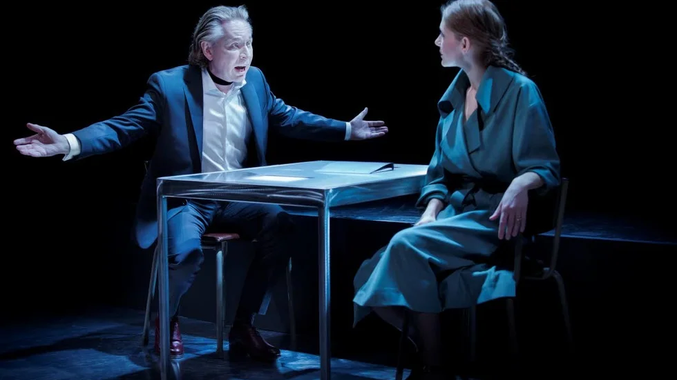 Nätet. Reine Brynolfsson och Nina Zanjani utforskar den moderna teknikens mörkare delar i "The Nether" på Dramaten.