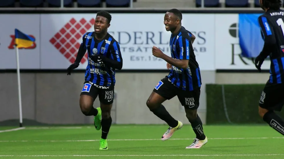 Dubbel glädje. Moses Ogbu på väg att springa ikapp kompisen Kingsley Sarfo efter denns mål mot Kalmar på Gavlevallen i Gävle. Det är ett av Ogbus starkaste minnen av Sarfo på fotbollsplanen under tiden i Sirius.
