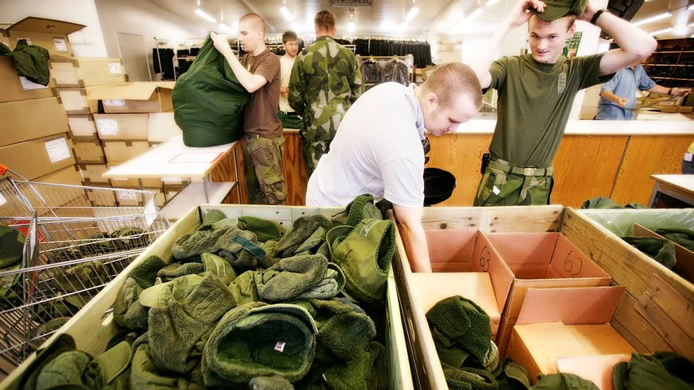 Värnplikt. Totalförsvarets rekryteringsmyndighet har kallat 231 personer födda 1999 från Uppsala län till mönstring. På bilden ser vi ett antal värnpliktiga från en tidigare inryckning på ledningsregementet i Enköping.