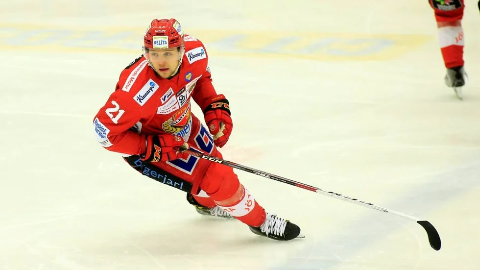Almtunas Ludwig Blomstrand var en av två Almtunaspelare som fick hjälpas av isen mot Karlskoga.