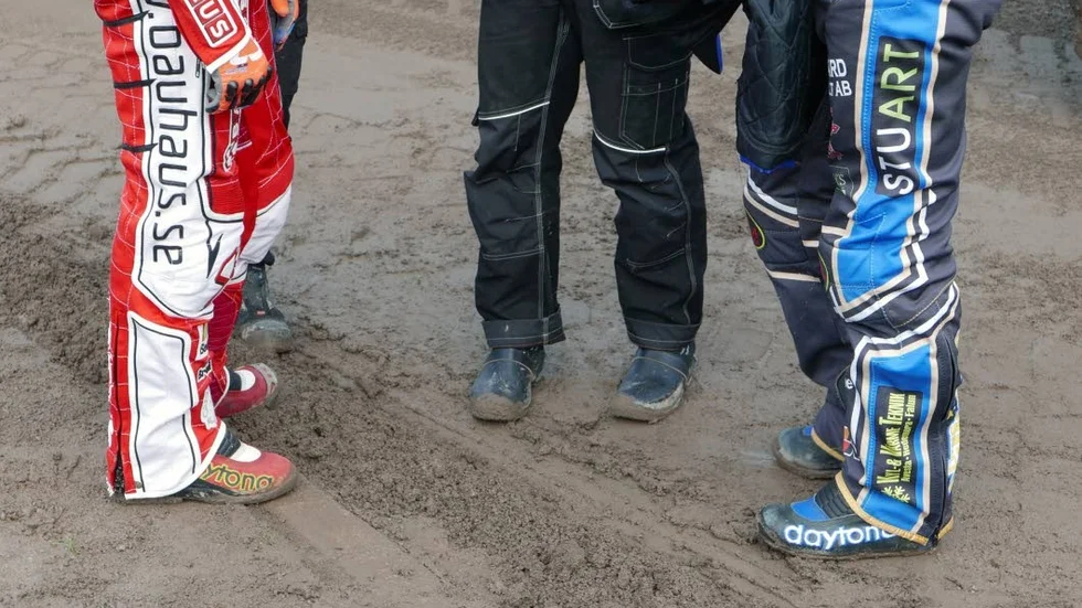 Bottenlöst. Det trampades rejält i startsvängen och till slut tog man beslutet att ställa in matchen mellan Masarna och Rospiggarna.