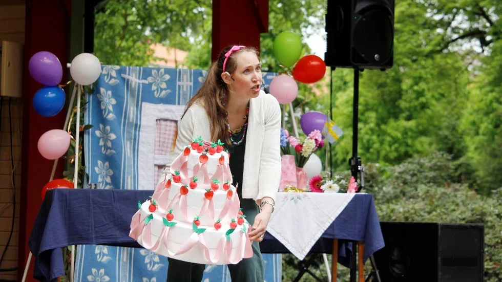 SHOW. Åsa Lansfors Landblom som födelsdagsbarnet Desirée.