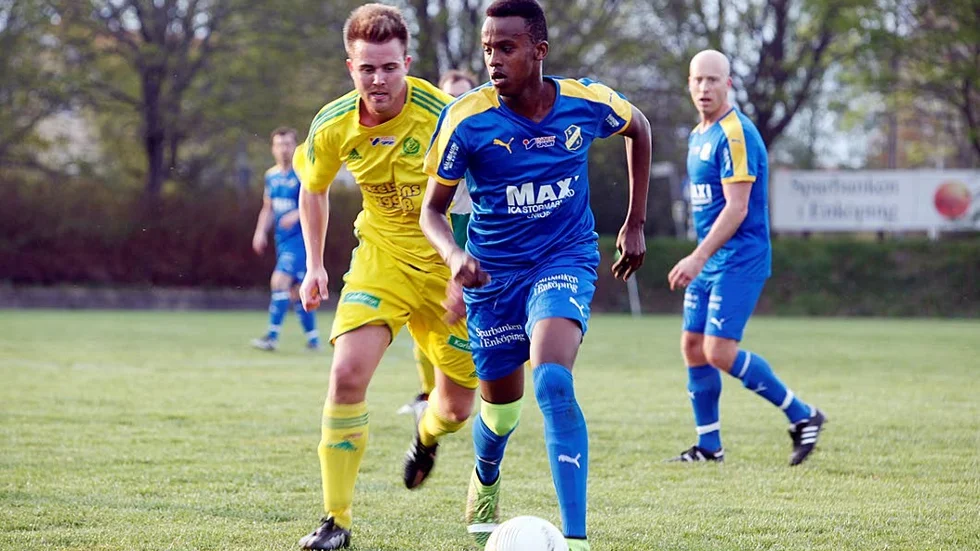 Kamp. Adam Hellsten i gult blev tvåmålskytt, här i kamp med Elvans Abdikadir Noor Osman.