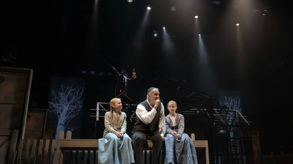 Lisa Westin, Lars Väringer och Lovisa Eriksson von Otter i "Spelman på taket" på Uppsala stadsteater.