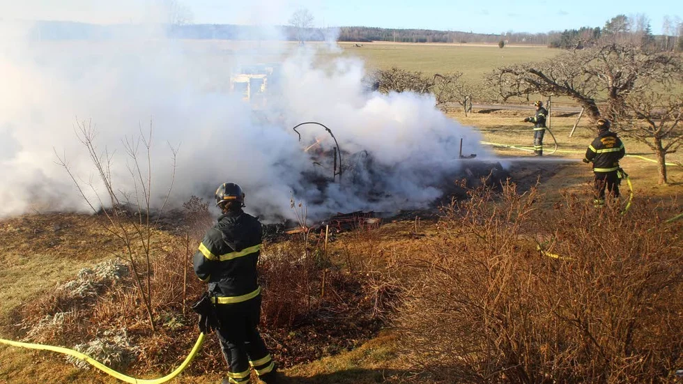 Nedbrunnet. Den villa i Dräggesta som började brinna tidigt på torsdagsmorgonen gick inte att rädda. Personal från räddningstjänsten i Enköping, Veckholm och Bålsta deltog i rädningsarbetet.