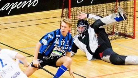 Jesper Johansson täcker skott framför Tobias Steineck.