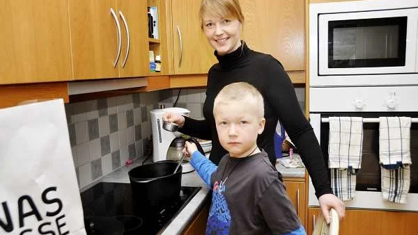 Susanna och Anton Stjernberg lagar mat från en färdigplockad matkasse som de fått levererad vid dörren.