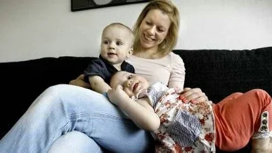 Förskolebrist.Cecilia Karlsson med tvillingarna Emma och Nikola.