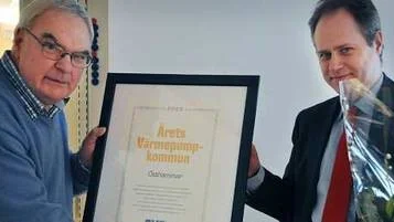 Bengt Nordström, vd för Östhammarshem, tar emot priset för årets värmepumpskommun från Martin Forsén, vd för Svenska värmepumpsföreningen.