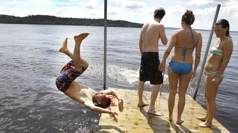 Hossain Ahmadi tar sitt första dopp för året vid Lyssnaängsbadet.