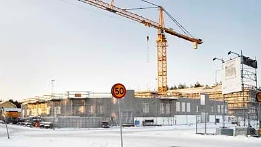 Bygget pågår för fullt, men få vill ha sina barn på den nya förskolan.