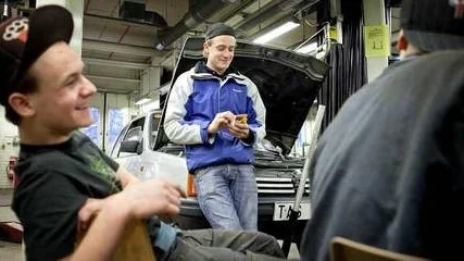 Martin Sparf och Viktor Hellberg från fordonsprogrammet på Bolandgymnasiet har hört talas om en elev som kunde köpa alkohol och cigaretter genom att visa upp ett körkortt för lätt motorcykel.