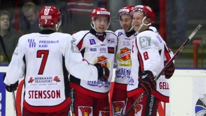 Almtuna firar 2-1-målet mot Troja/Ljungby.