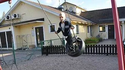 Femårige Peter Sandström gungar på Gredelby förskola.