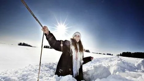 UNTs reporter Anna Möller mäter snödjupet med tumstock.